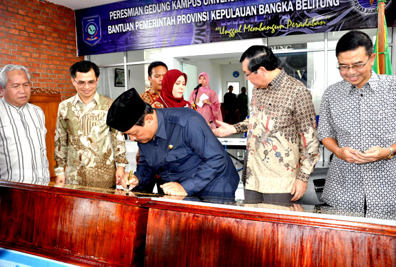 Penandatanganan Prasasti oleh Gubernur Kepulauan Bangka Belitung, Ir.H.Eko Maulana Ali S, M.Sc.
