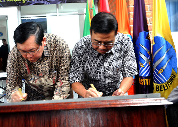 Penandatanganan Prasasti oleh Rektor dan Ketua Yayasan UBB
