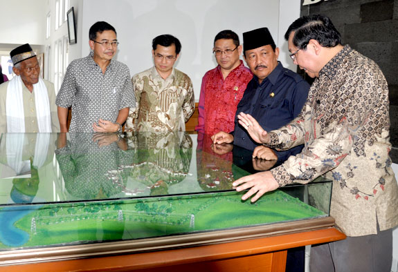 Rektor UBB menjelaskan tentang rancang bangun komplek kampus terpadu UBB