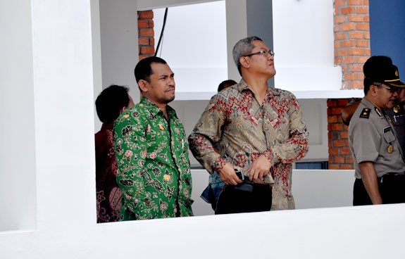 Warek III dan Ka. BAKK UBB saat Peninjauan gedung di kampus terpadu UBB
