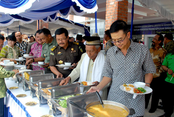 Makan siang bersama