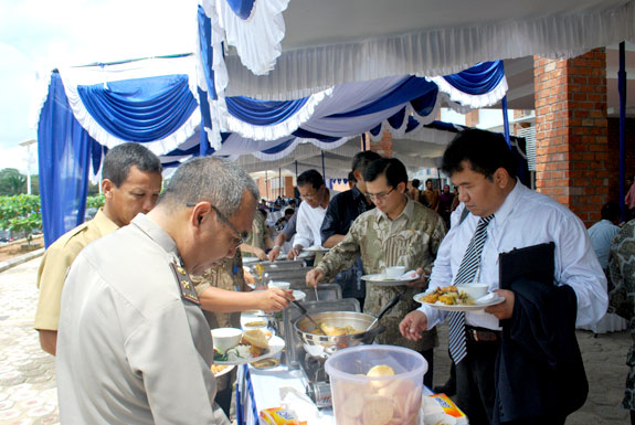 Makan siang bersama
