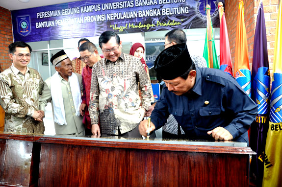 Penandatanganan Prasasti oleh Gubernur Kepulauan Bangka Belitung, Ir.H.Eko Maulana Ali S, M.Sc.