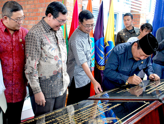 Penandatanganan Prasasti oleh Gubernur Kepulauan Bangka Belitung, Ir.H.Eko Maulana Ali S, M.Sc.