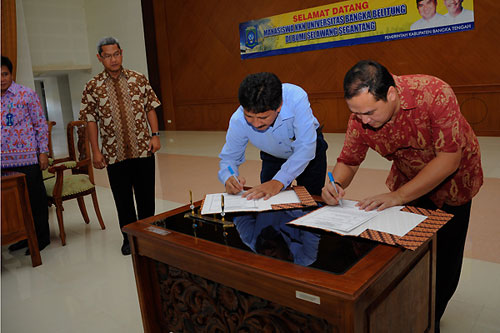 Penandatanganan MoU antara UBB dengan Pemda Bangka Tengah dalam rangka KKN UBB 2011