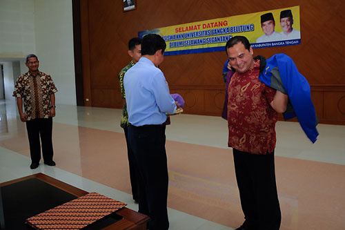 Pemberian Jaket KKN UBB 2011 kepada Bupati Bangka Tengah Bpk. H. Erzaldi Rosman, SE. MM