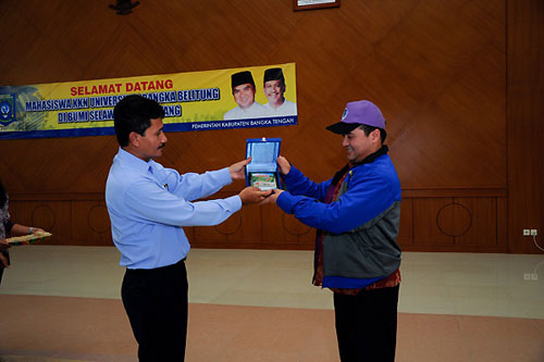 Pemberian Plakat KKN UBB 2011 kepada Bupati Bangka Tengah Bpk. H. Erzaldi Rosman, SE. MM