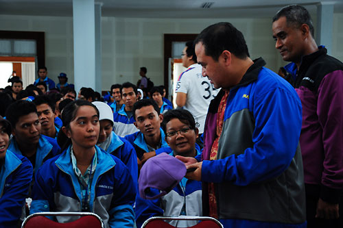 Bupati Bangka Tengah Bpk. H. Erzaldi Rosman, SE. MM Berdialog dengan para Mahasiswa Peserta KKN UBB 2011